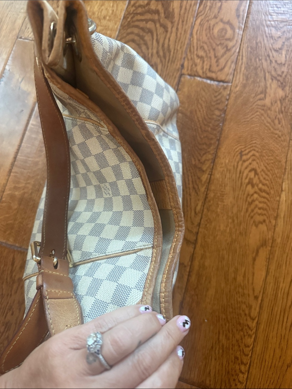 Authentic Louis Vuitton - Picture 5 of 9